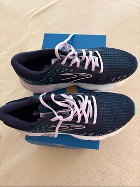 Brooks Navy and Teal Women's Running Sneakers like new. 9m. Glycerin 20